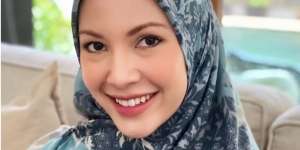 Inspirasi Outfit Serba Putih untuk Lebaran ala Ratna Galih
