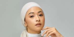 Gaya Seru Poppy Bunga Pakai Outfit 'Tabrak Warna'