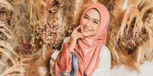 Ria Ricis Nggak Bisa Berhenti Narsis Gara-Gara Hijab dan Pakaiannya, Ada Apa Sih?