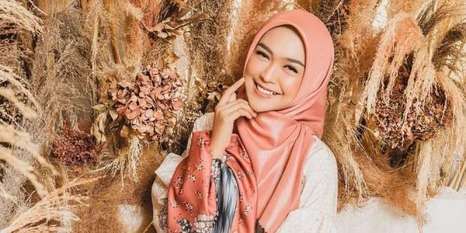 Ria Ricis Nggak Bisa Berhenti Narsis Gara-Gara Hijab dan Pakaiannya, Ada Apa Sih?