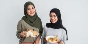 Ramadan Berbagi 1.100 Porsi Menu Buka Puasa Sehat untuk Pemulung Jakarta
