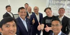 Gaya Elon Musk Pakai Kaus Saat Jumpa Luhut cs, Santuy Banget!