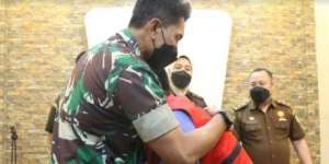Hati Komandan TNI Luluh dan Peluk Pencuri Saat Dengar Alasan Mencuri Ponselnya