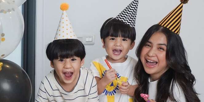 Putri Titian Ajarkan Anak Berbagi, Beri Bingkisan kepada Tukang Kebersihan di Komplek Rumah