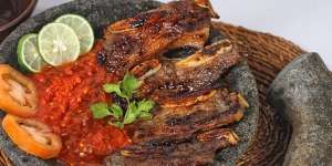 Iga Penyet Sambal Bajak, Pedasnya Bikin Ketagihan