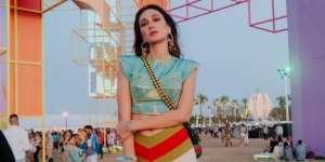 5 Gaya Luna Maya Pamer Perut di Festival Coachella