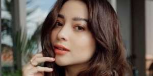 Ketiduran di Sisi Sang Anak, Posisi Tidur Nikita Willy Bikin Cemas Kaum Ibu