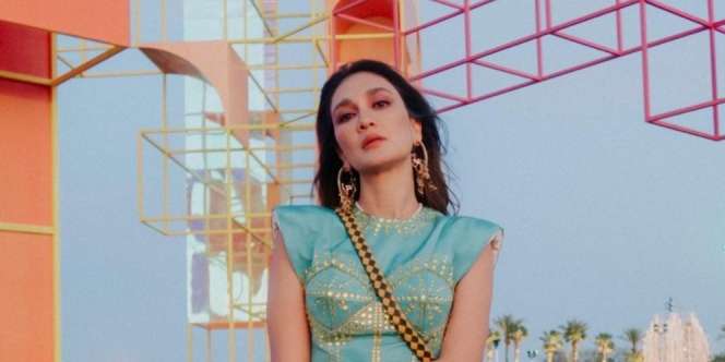 Potret Kece Luna Maya Nonton Festival Coachella, Tiap Hari Beda Style