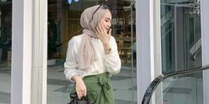 Ide Tampilan 'Casual Feminine' Hijabers Pakai Rok