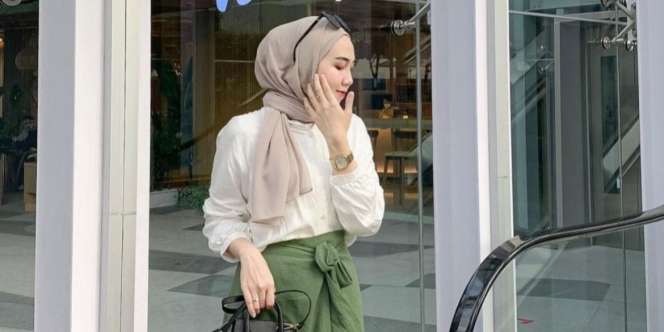 Ide Tampilan 'Casual Feminine' Hijabers Pakai Rok