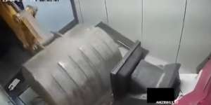 Rekaman CCTV Detik-Detik Pencuri Gondol Mesin ATM Berisi Rp508 Juta dengan Ekskavator