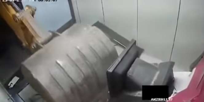 Rekaman CCTV Detik-Detik Pencuri Gondol Mesin ATM Berisi Rp508 Juta dengan Ekskavator