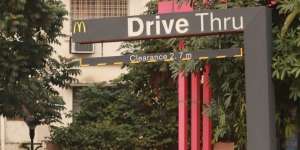 Layani Pelanggan Drive Thru, Pegawai Restoran Ini Tekejut Saat Tahu Sosok Pembelinya
