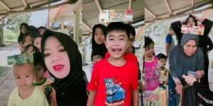 Ide Seru Buat Lebaran! Tiktoker Bagi-Bagi Uang THR Sesuai Filter TikTok, Si Nenek Ketiban Rezeki Nomplok