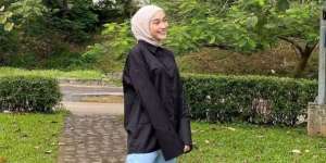 Outfit Kasual dengan Kemeja Hitam sebagai Atasan!