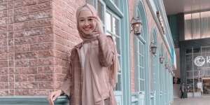 Gaya Hijab ala Poppy Bunga, Pakai Motif Kotak-Kotak 