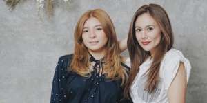 Bak Pinang Dibelah Dua, Potret Wulan Guritno dan Shalom Razade Kembaran Rambut Blonde