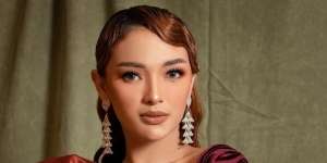 Pesona Zaskia Gotik Tampil Serba 'Black and White', Tenteng Tas Mewah Rp456 Juta