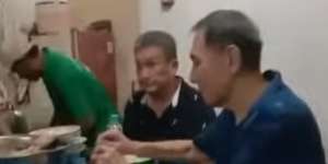 Hansip dan Sopir Angkot Ketiban Rezeki Ditraktir Bos Jalan Tol Jusuf Hamka Makan Soto Pinggir Jalan