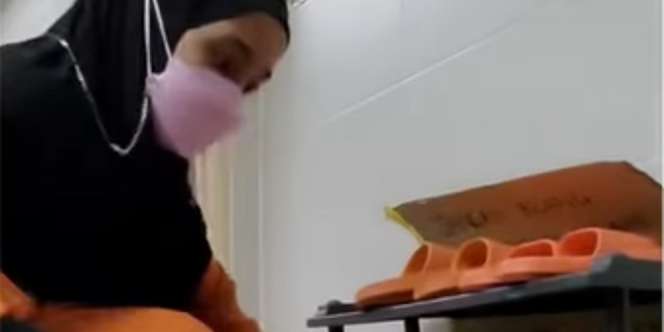 Sandal di Masjid Sudah Kotor dan Usang, Aksi Wanita Berhijab Ini Buat Takjub