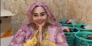 Video Emak-Emak 'Pawang Emas' Susun Parsel Sekeranjang, Netizen Berebut Mau Jadi Tetangganya