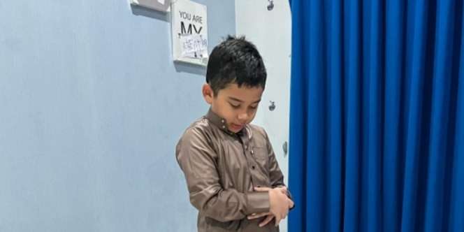 Gemasnya PutraTeuku Wisnu dan Shireen Sungkar Jadi Imam