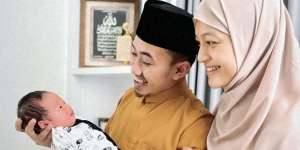 Ustaz Syam Perlihatkan Video Detik-detik Istrinya Melahirkan, Ekspresi Wajah Jihan Ramai Dibahas