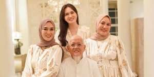 Potret Shandy Aulia Kompak Lebaran Bareng Ayah dan Kakak Perempuannya
