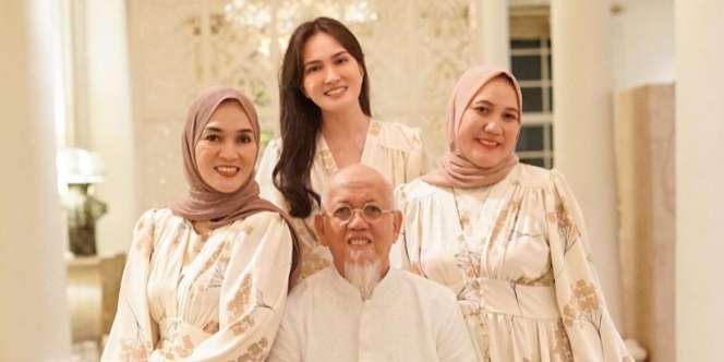 Potret Shandy Aulia Kompak Lebaran Bareng Ayah dan Kakak Perempuannya