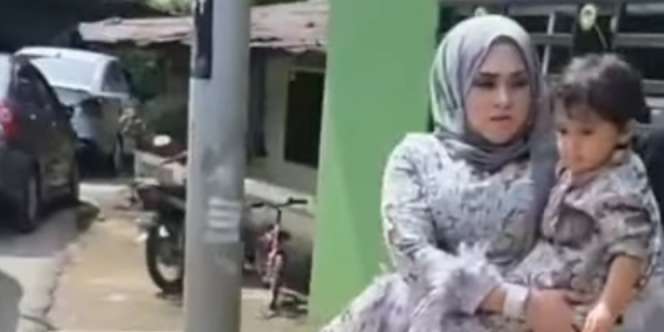 Viral! Emak-emak Pakai Baju Lebaran bak Putri Duyung