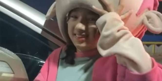 Viral Badut Pengamen Berparas Cantik, Banjir Doa dari Warganet