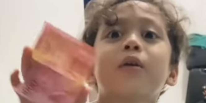Ibu Simpan THR Anak Saat Lebaran : Jangan Cepet Gede Ya