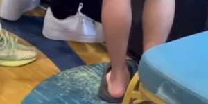 Pakai Sandal Lusuh, Netizen Syok Saat Ketahui Harganya