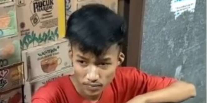 Memilukan! Video Pemuda Termenung Sambil Memeluk Kue Lebaran, Tatapan Mata Kosong, Idul Fitri Sendirian