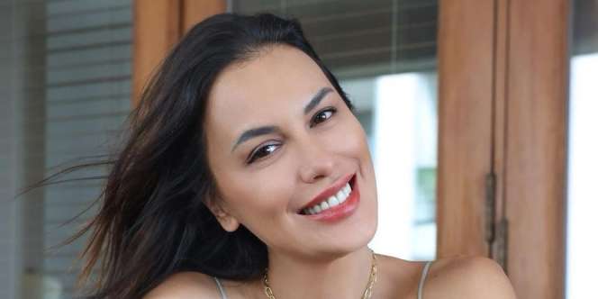 Gaya Unik Sophia Latjuba saat Lebaran, Menawan Pakai Sarung
