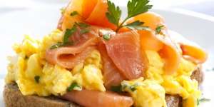 Yuk Bikin Scrambled Eggs with Salmon, Asparagus, and Goat Cheese, Kolesterol Jinak Sehabis Lebaran