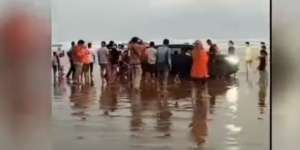 Viral Video Mobil Pajero Ambles di Pantai Bagedur Tuai Nyinyiran