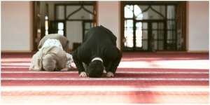 Bacaan Doa Iftitah Allahumma Baid Baini Beserta Keutamaan Membacanya, Bisa Dibukakan Pintu Langit
