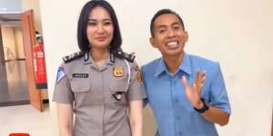 Momen Pak Ribut ‘Guru Viral’ Bareng Anak Didiknya yang Kini Jadi Polwan, Parasnya Tuai Sorotan!