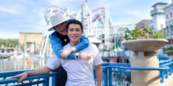 Dijamu Makan Siang Opor Ayam di KBRI Singapura, Hidung Syahrini Jadi Sorotan