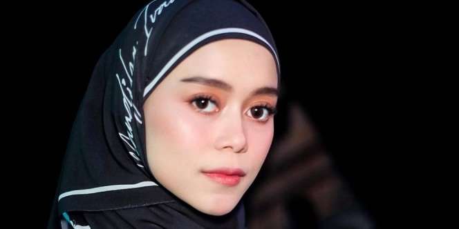 Bonceng Suami Keliling Kampung Pakai Motor, Body Lesti Kejora Jadi Sorotan