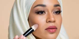 Samarkan Noda Jerawat Cukup dengan 2 Produk Makeup
