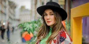 Pose di Pinggir Jalan, Outfit Luna Maya Capai Rp1,1 M