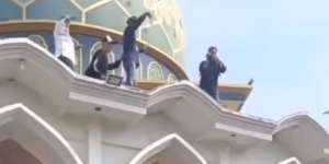 Video Viral Aksi Sawer Uang Diduga Pedagang Pecel Lel dari Atas Masjid di Lamongan