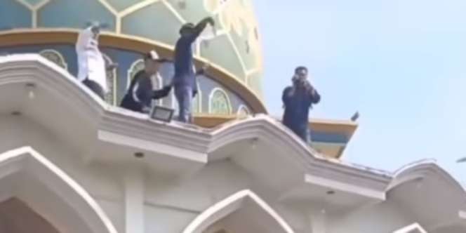 Video Viral Aksi Sawer Uang Diduga Pedagang Pecel Lel dari Atas Masjid di Lamongan