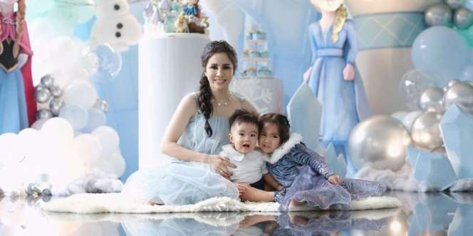Sambil Momong Anak, Momo Eks Geisha Tenteng Tas Setengah Miliar