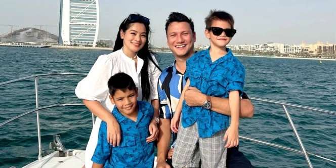 Serunya Liburan Keluarga Titi dan Christian di Atas Kapal