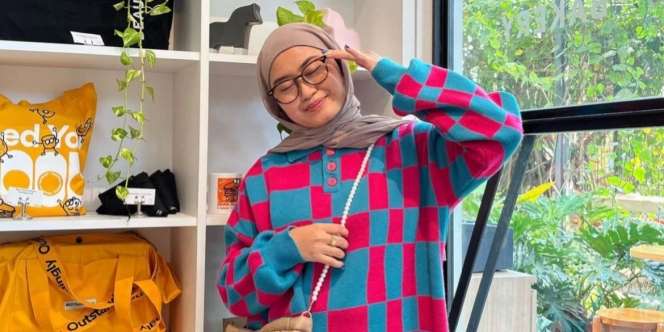 Inspirasi HOTD dengan Sweater Bergaya Retro