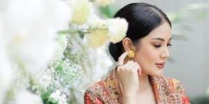 Nindy Ayunda Tampil Stand Out Berbatik di Hari Raya
