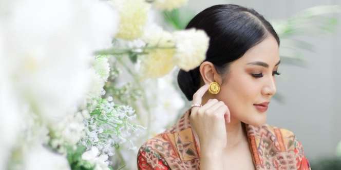 Nindy Ayunda Tampil Stand Out Berbatik di Hari Raya